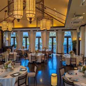 和モダンで落ち着いた雰囲気だが、両サイドのテラスから自然光が差し込み明るい。2階のためプールは無い。