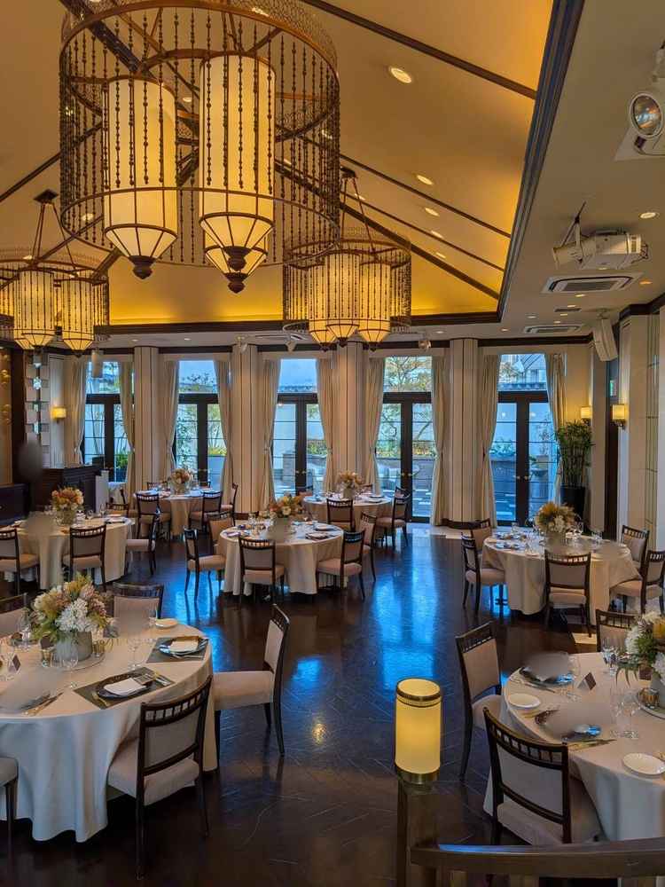 和モダンで落ち着いた雰囲気だが、両サイドのテラスから自然光が差し込み明るい。2階のためプールは無い。