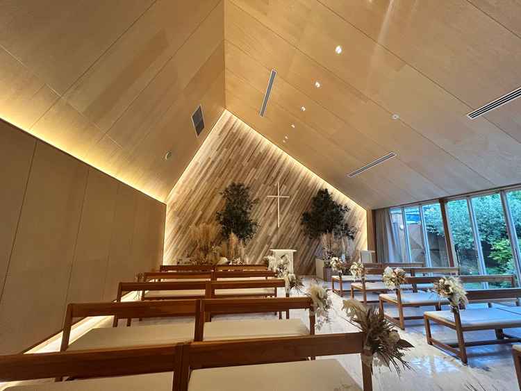 縦にも横にも使用できる挙式会場。木の温もりを感じる居心地の良い空間。