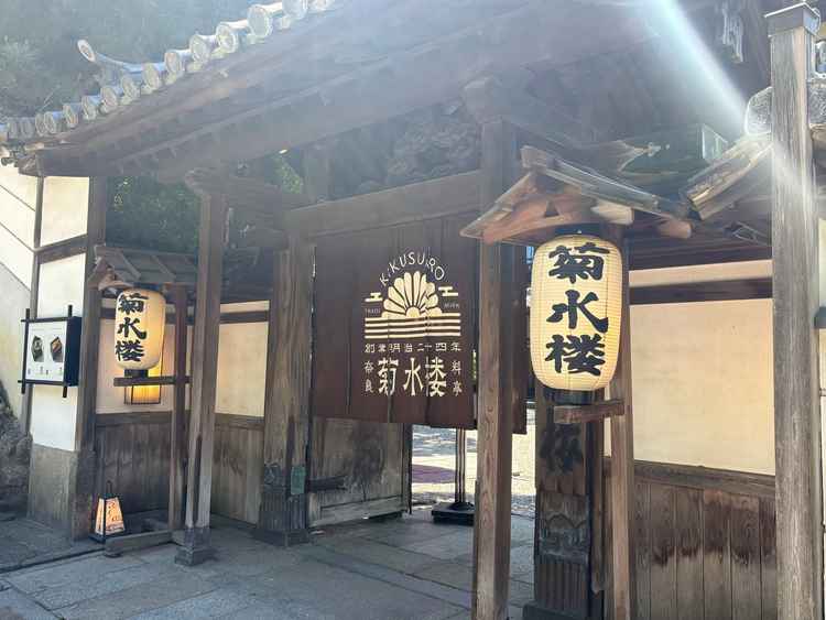 建物の正面玄関