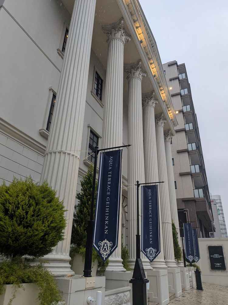 駅からの写真。駅から非常に近く、ロイヤルブルーの旗と看板が目に映る。