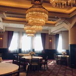 シャンデリアが、一つではなく複数あり、とても重厚感がありました。