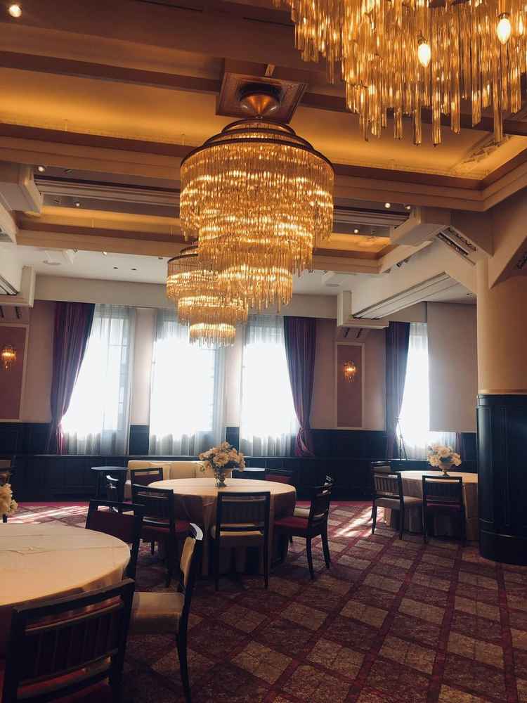 シャンデリアが、一つではなく複数あり、とても重厚感がありました。