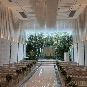 自然光が差し込むチャペル。曇りの日でも明るく見えました。