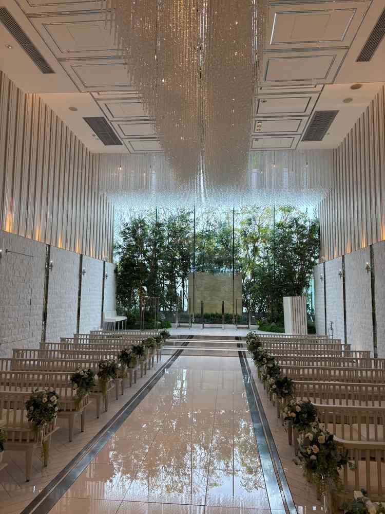 自然光が差し込むチャペル。曇りの日でも明るく見えました。