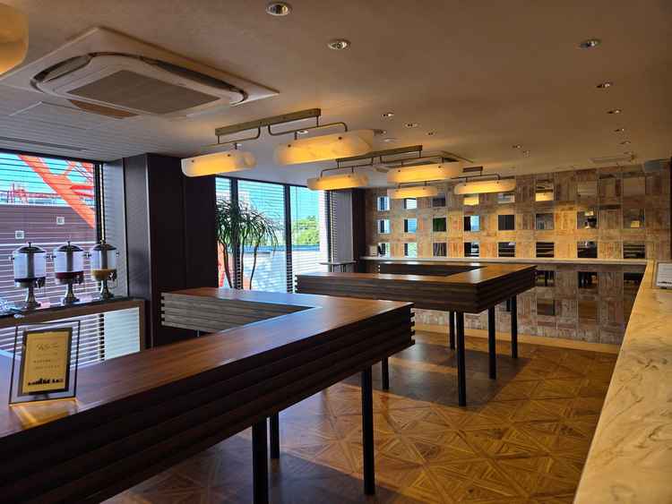 ゲストの待合室で広々とした空間で挙式を待つことができる。ソファ席、立食席両方ある。