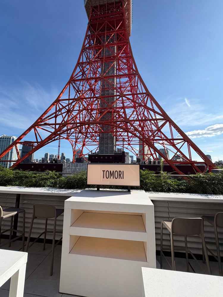屋上にあるループトップバー。中でも外でもゲストの待合室として使えるのがよかったです！