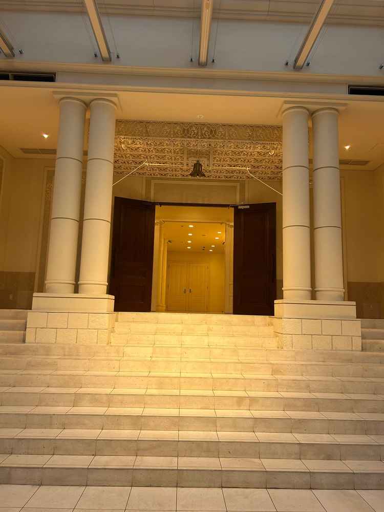 チャペルでの挙式後、フラワーシャワーの階段。室内なので天気に左右されにくいのが良いと思いました。