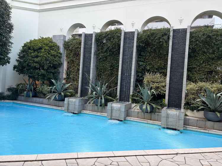 披露宴会場に隣接しているプール。滝の音で外の音が遮断されておりプライベート感がありとても良かったです