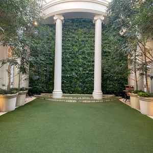 チャペルを出た前に広がるガーデンスペース。開放感があり、フラワーシャワーも行えるそうです。