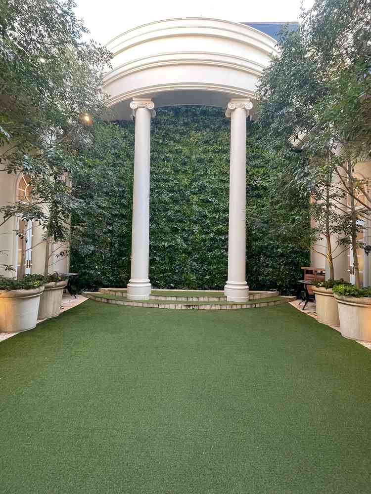 チャペルを出た前に広がるガーデンスペース。開放感があり、フラワーシャワーも行えるそうです。