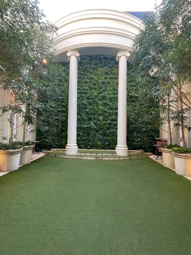 チャペルを出た前に広がるガーデンスペース。開放感があり、フラワーシャワーも行えるそうです。