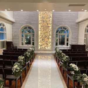 半分吹き抜けになったチャペル。吹き抜け部分からフラワーシャワーを行うのが良かった。