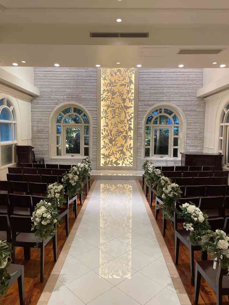 半分吹き抜けになったチャペル。吹き抜け部分からフラワーシャワーを行うのが良かった。