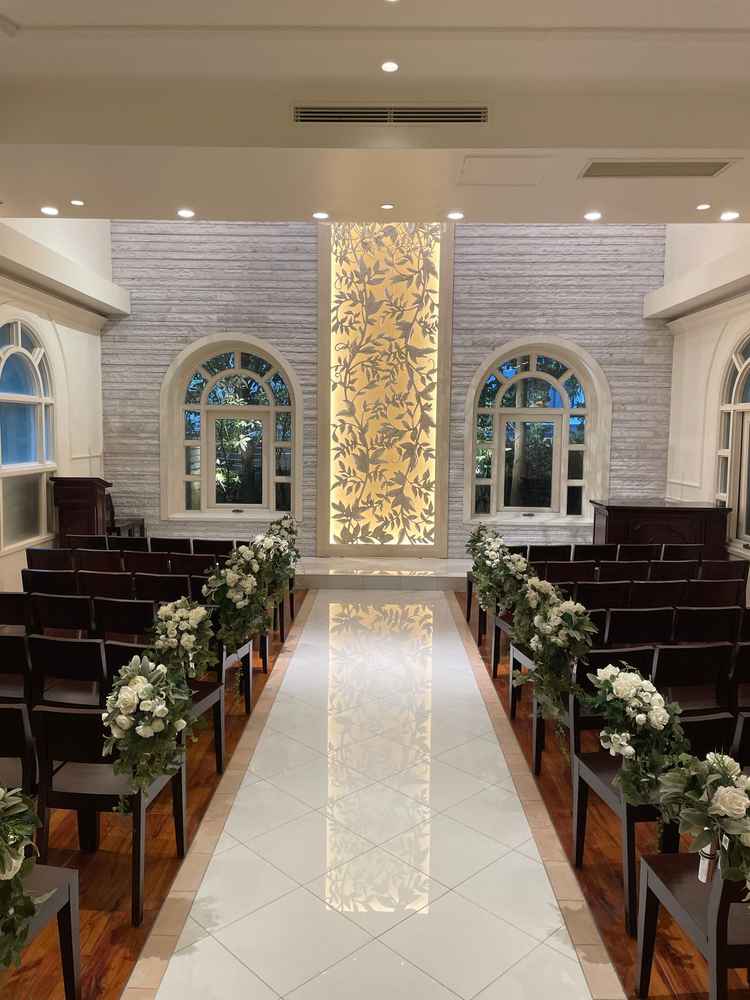 半分吹き抜けになったチャペル。吹き抜け部分からフラワーシャワーを行うのが良かった。