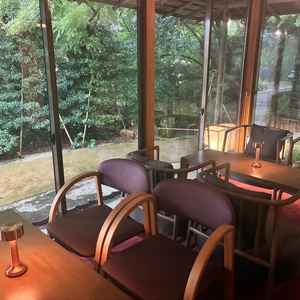 少人数の会食時に。庭園も見つつ穏やかに過ごせそうです。