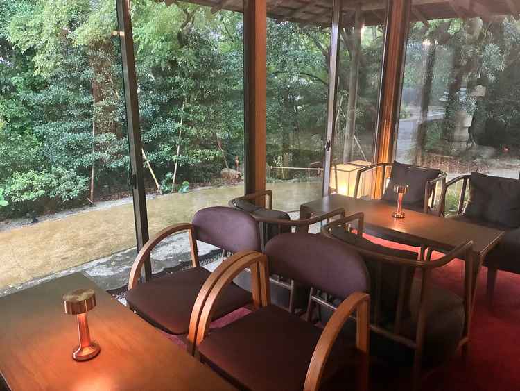 少人数の会食時に。庭園も見つつ穏やかに過ごせそうです。