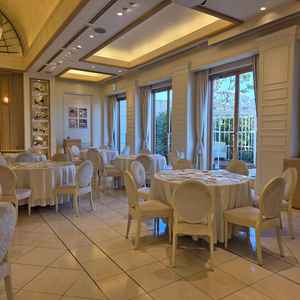 窓が大きく見晴らしがよくてガーデンに出てパーティーもできるそうです。