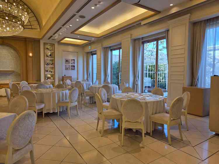 窓が大きく見晴らしがよくてガーデンに出てパーティーもできるそうです。