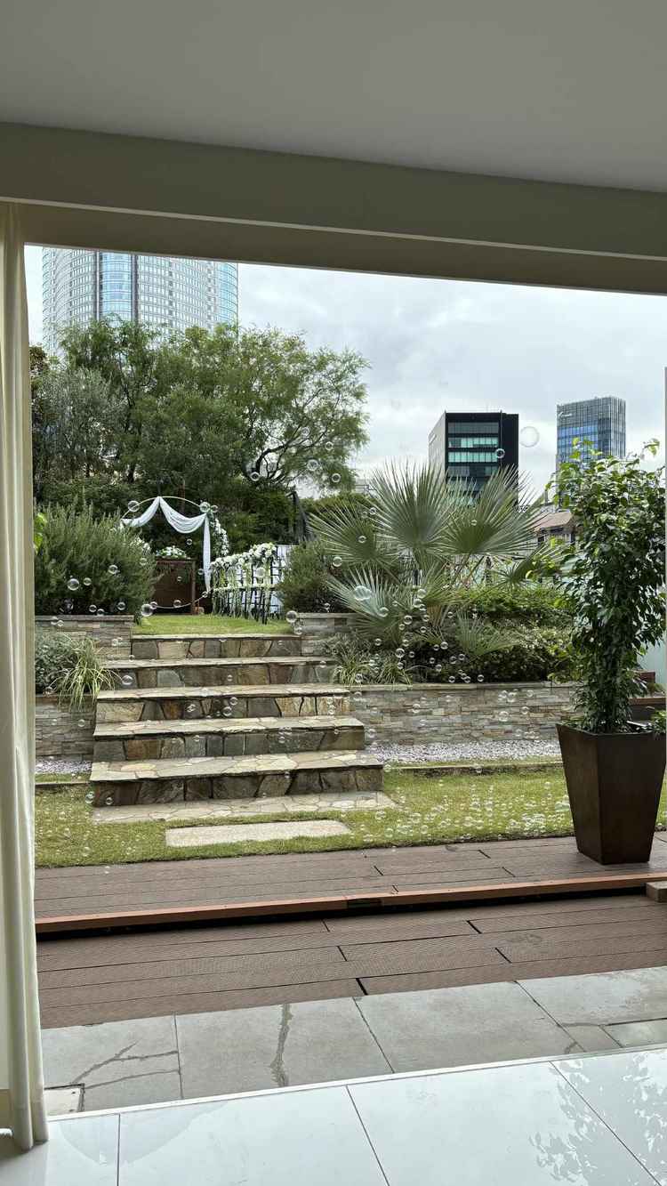 挙式会場。生きた芝生を管理する必要があるため、中には入れず。