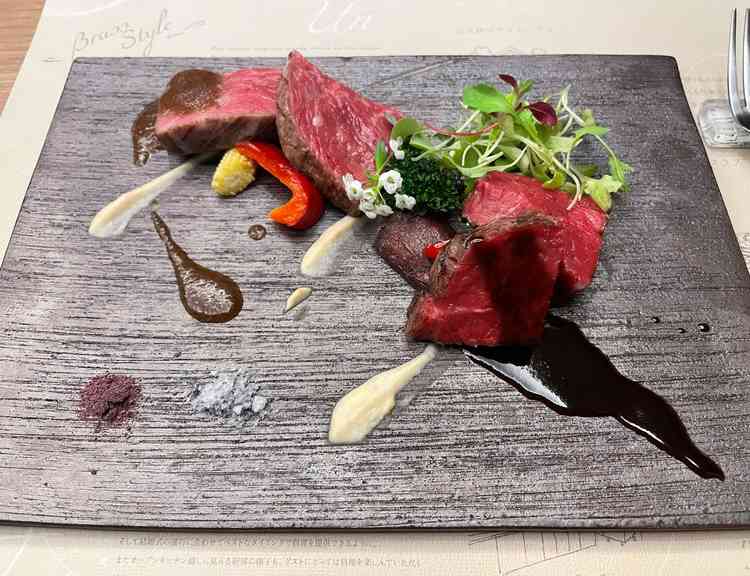 食べ比べはフィレとサーロインでした。ソースにこだわりを感じました。