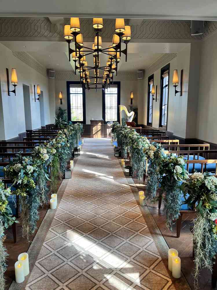 暖かみのあるライトと緑が素敵なチャペル。生演奏もあるそうです。