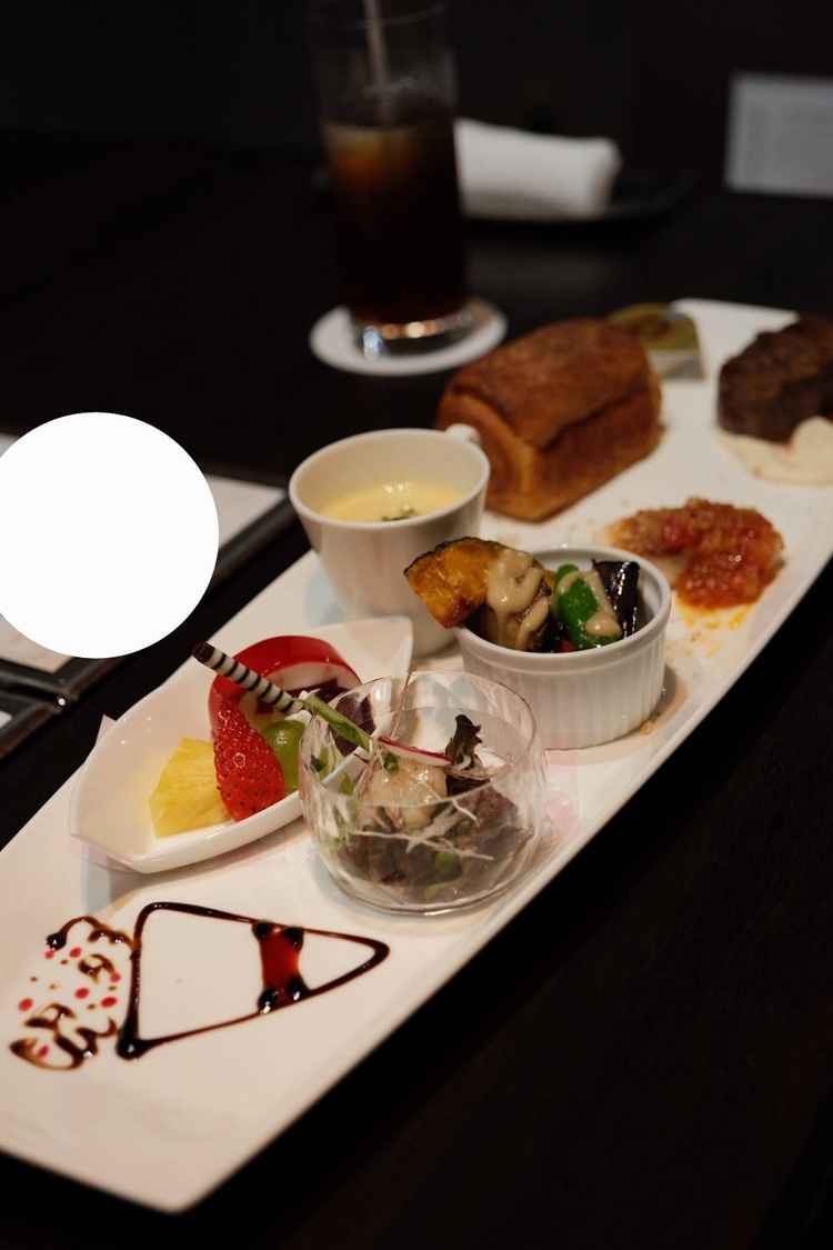 コースででるお料理をワンプレートでいただきました。どのお料理も綺麗な上にとてもおいしかったです！