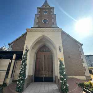 屋上の独立チャペル。天気が良いときは開放的。雨が降っても横に通路があり柔軟に対応可能。