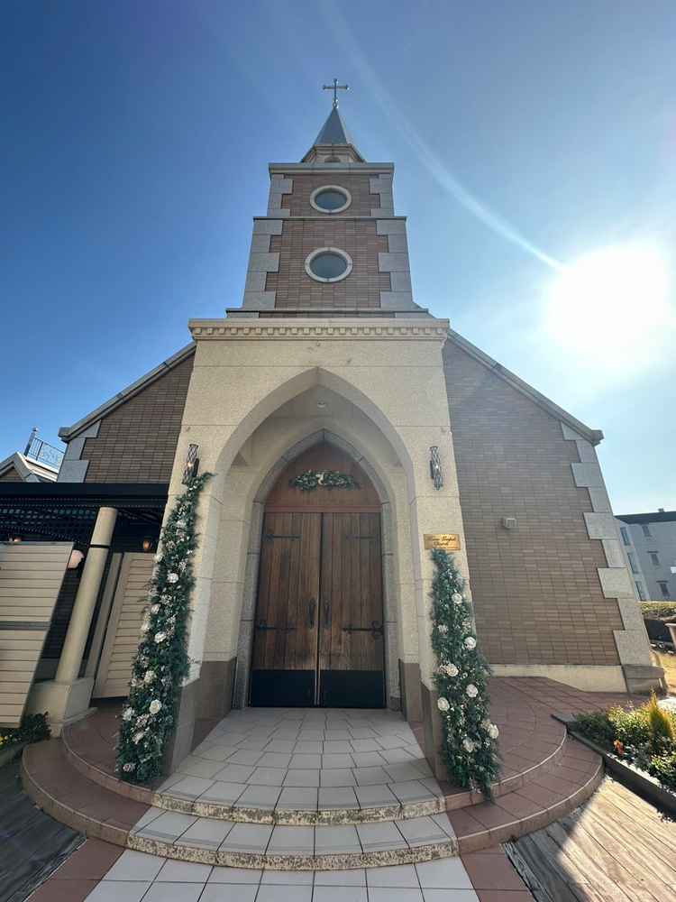 屋上の独立チャペル。天気が良いときは開放的。雨が降っても横に通路があり柔軟に対応可能。