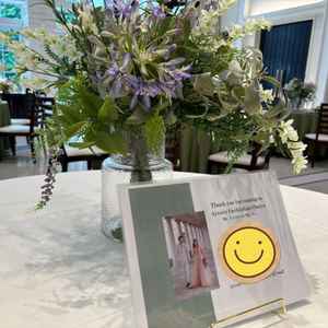 テーブルに花束とメッセージがご準備されていました。