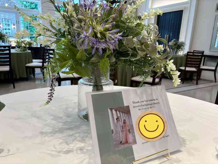 テーブルに花束とメッセージがご準備されていました。