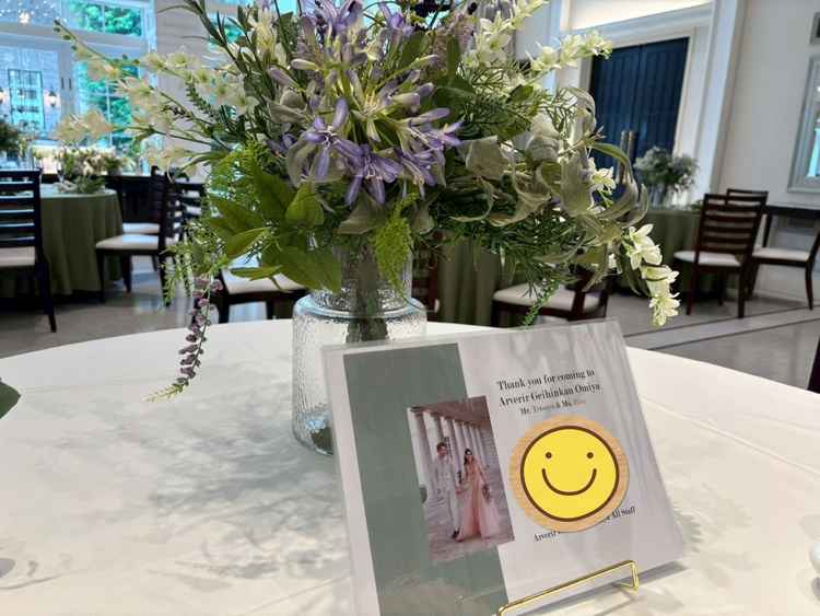 テーブルに花束とメッセージがご準備されていました。