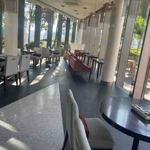 ゲストの待合室になるスペース。外のテラスにも出ることが可能。