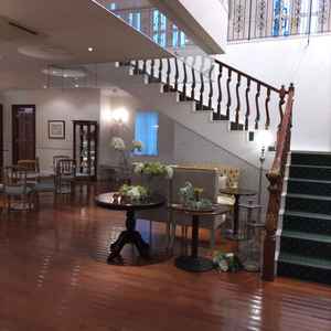 マナーハウスです。挙式前に参列者が使います。バーカウター、広い化粧室があり椅子も大きく多かったです。