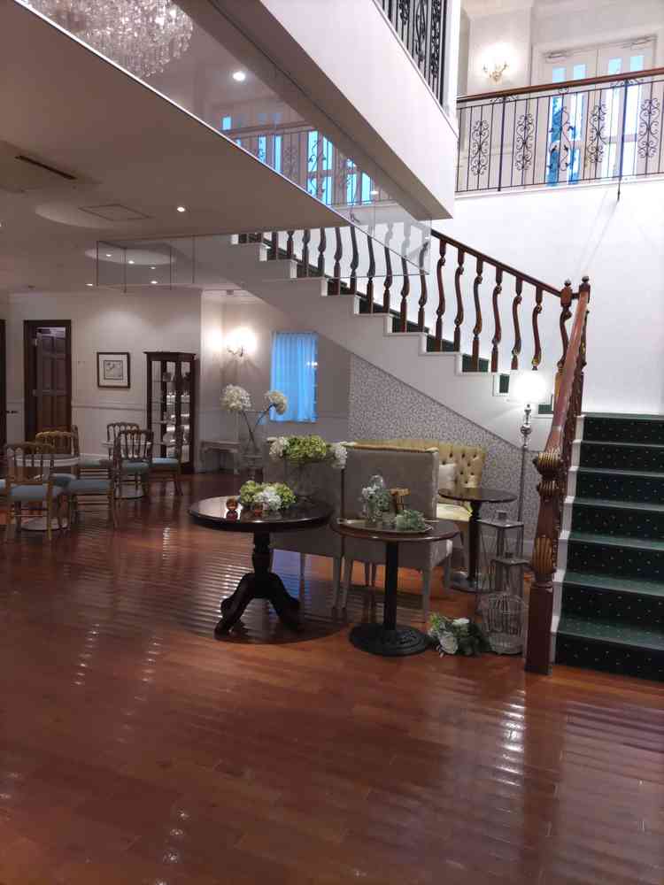 マナーハウスです。挙式前に参列者が使います。バーカウター、広い化粧室があり椅子も大きく多かったです。