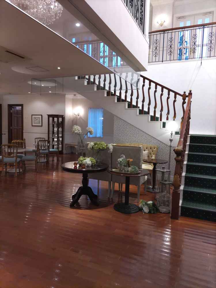 マナーハウスです。挙式前に参列者が使います。バーカウター、広い化粧室があり椅子も大きく多かったです。