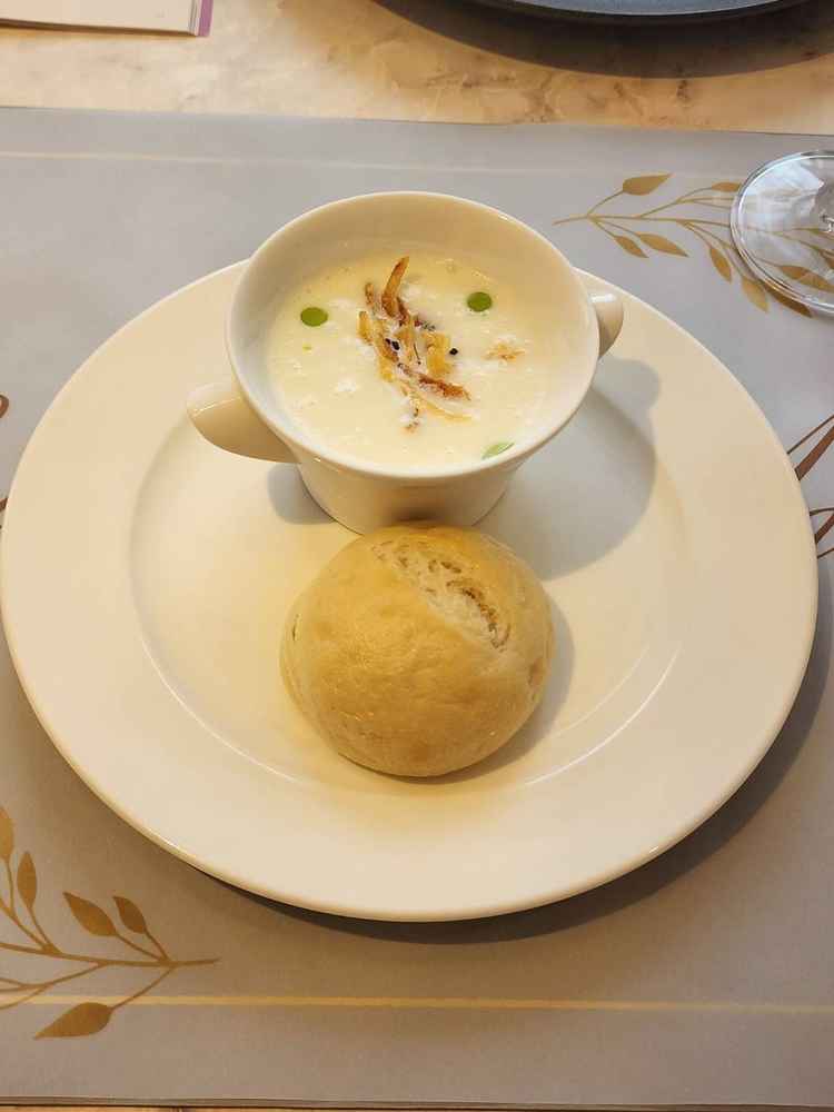 試食の、焼き立てパン、季節野菜のポタージュ