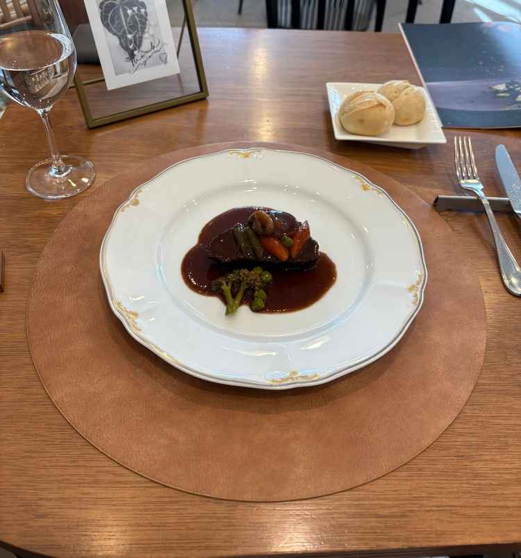 試食のパンと名前入りの写真立てが置いてあった(左上)