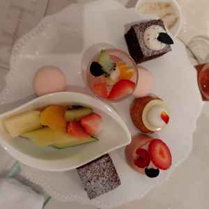 新婦が生クリームやカスタード、チーズが不可な旨を事前に伝えると、取り除いてくれ、フルーツにしてくれた