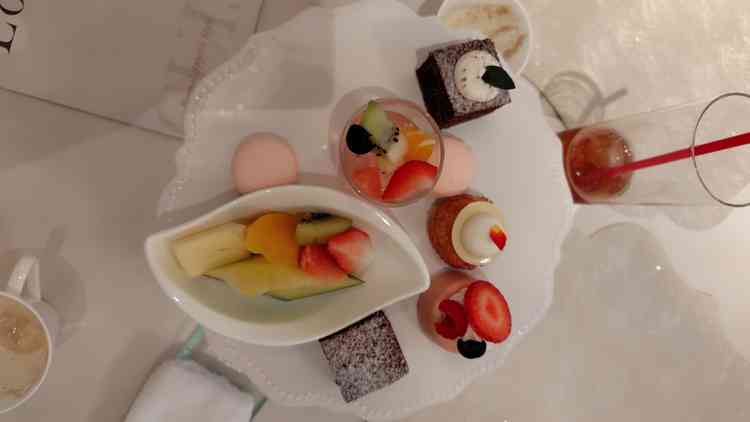 新婦が生クリームやカスタード、チーズが不可な旨を事前に伝えると、取り除いてくれ、フルーツにしてくれた