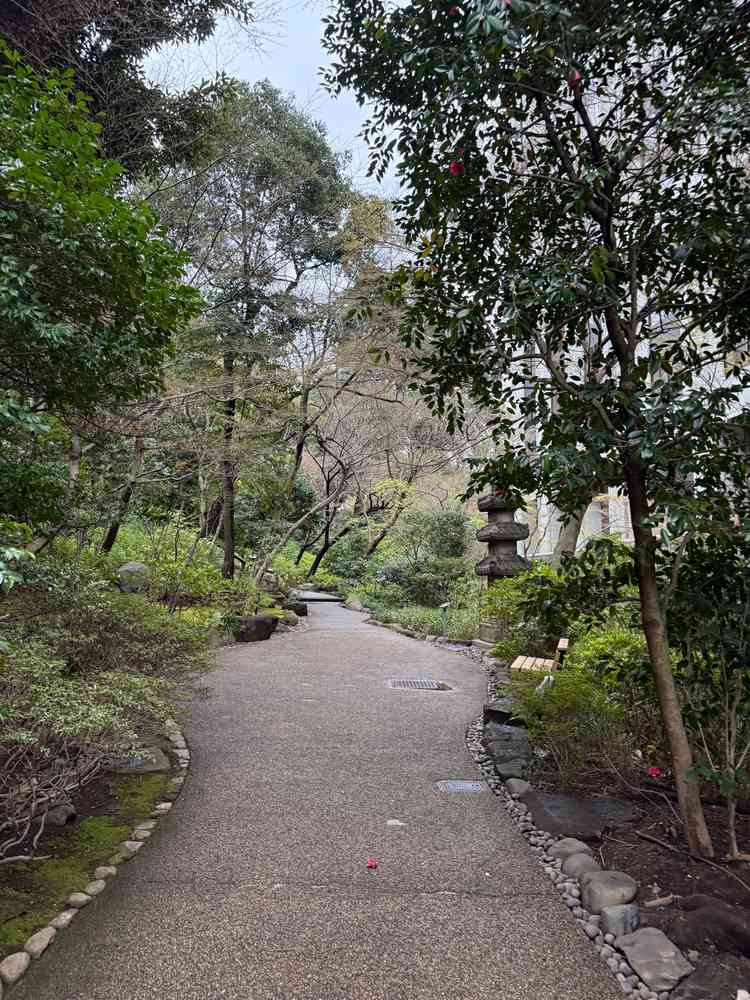 チャペルまで歩いて行く庭園。