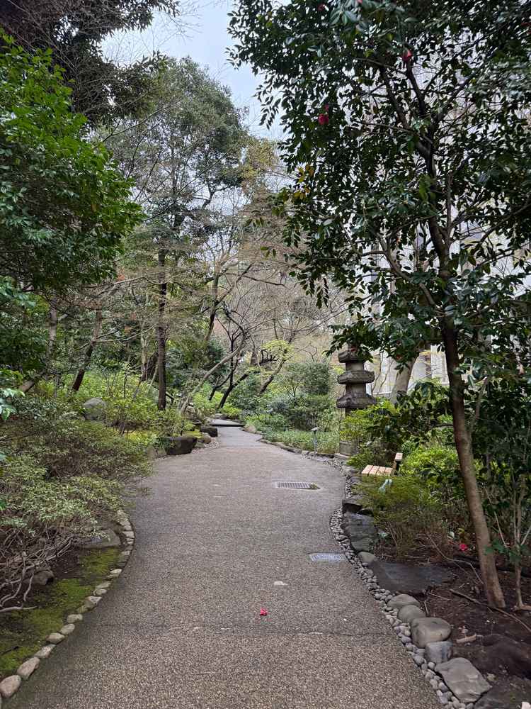 チャペルまで歩いて行く庭園。