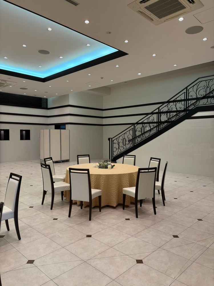 披露宴会場側面。ブライズルームから直接披露宴会場への階段につながっています。