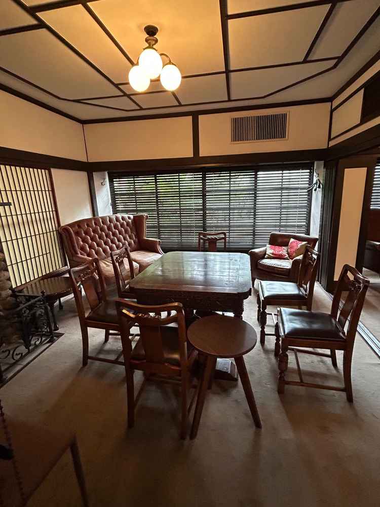 木の温かみを感じるテーブルセットのある控室。