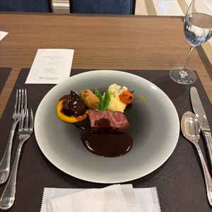 国産牛ロース肉のエマンセ、和牛ホホ肉のプレゼ。上質なお肉でとても柔らかく美味しい。