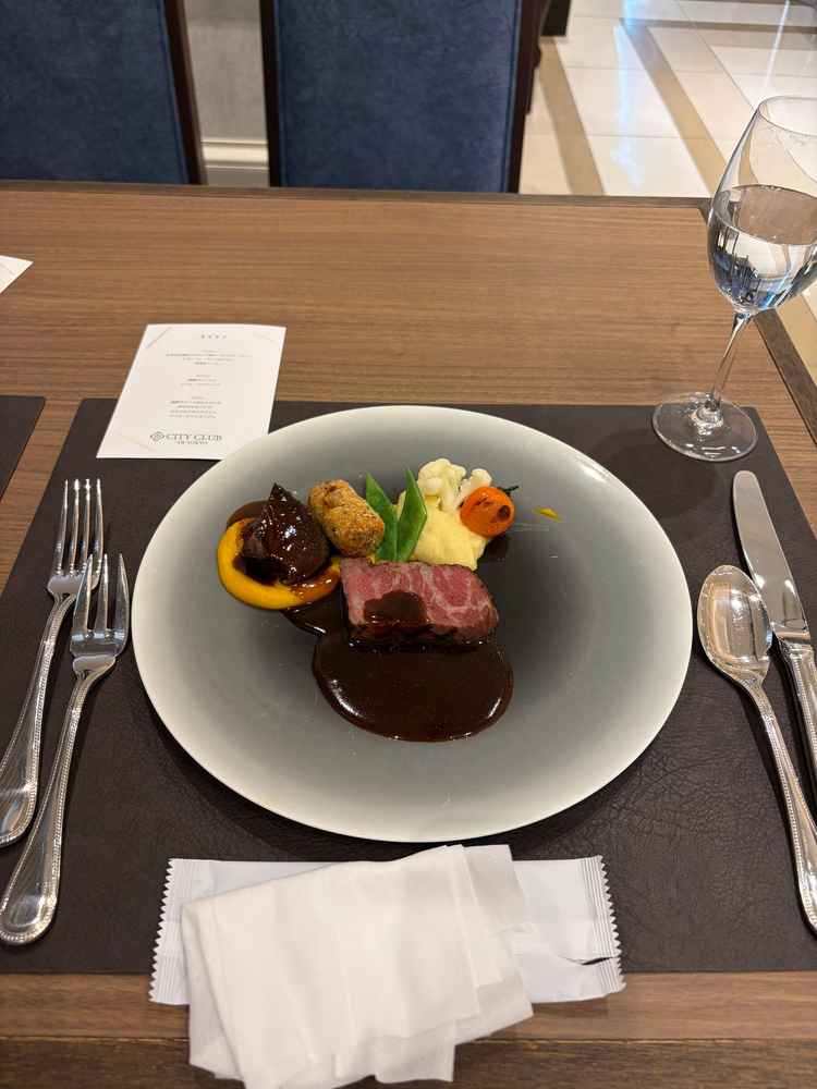 国産牛ロース肉のエマンセ、和牛ホホ肉のプレゼ。上質なお肉でとても柔らかく美味しい。