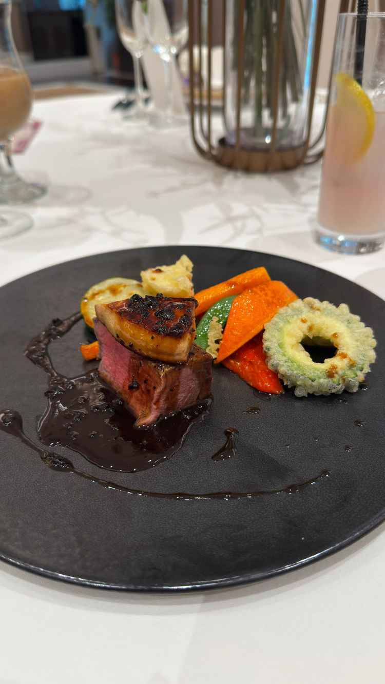 料理の試食。シェフがこだわり抜いた食材、調理法で、野菜は素材の甘みを生かし、肉は弾力を感じた。
