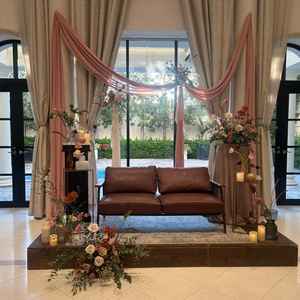 披露宴会場の新郎新婦のスペース。後ろはガーデンになっている。