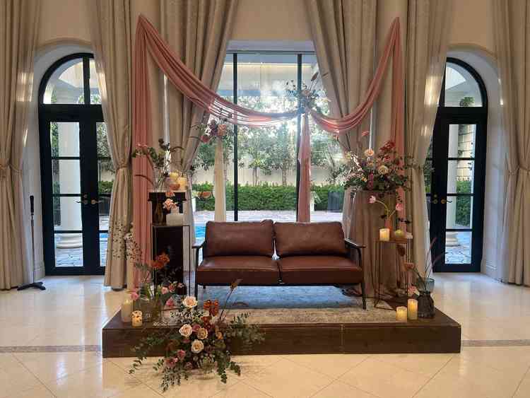 披露宴会場の新郎新婦のスペース。後ろはガーデンになっている。