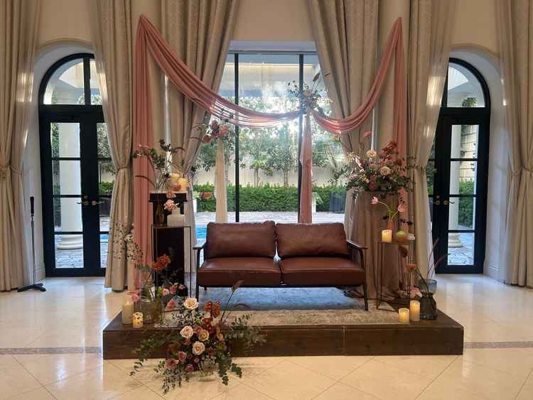 披露宴会場の新郎新婦のスペース。後ろはガーデンになっている。